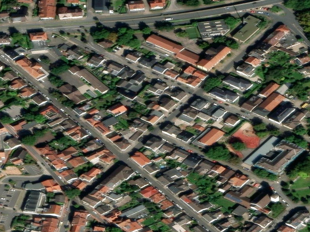 Wohn-/Geschäftshaus in Lage