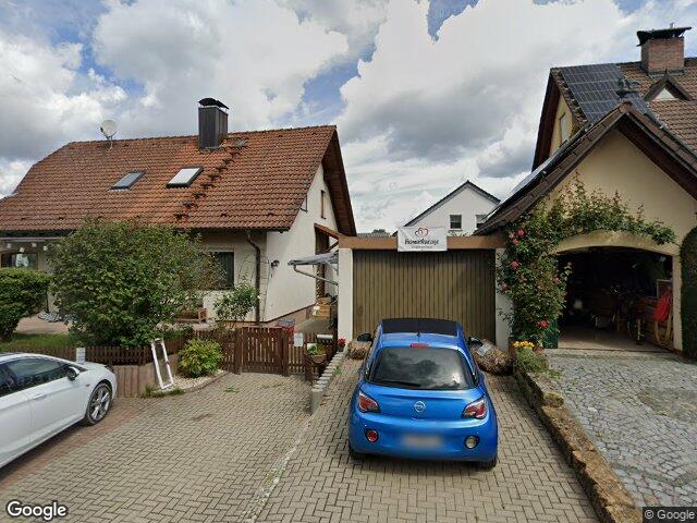 Zwangsversteigerung: Zweifamilienhaus, Zweifamilienhaus mit Doppelgarage und Gewerbeeinheit in Scheßlitz
