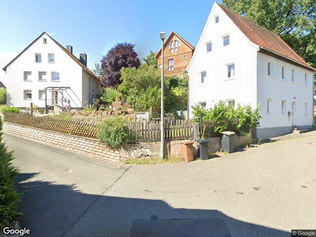 Zwangsversteigerung: unbebautes Grundstück, Garage, Einfamilienhaus, Lfd. Nr. 1: Grünfläche mit Baumbestand und Büschen; verwildert; ------------ Lfd. Nr. 2: Freistehendes Wohnhaus mit Wohnfläche ca. 130 qm, nicht unterkellert; Doppelgarage