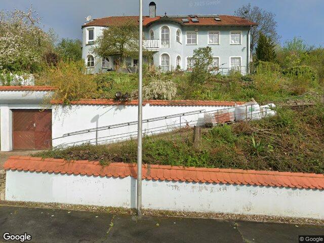 Zwangsversteigerung: unbebautes Grundstück sowie Wohnungen in Mehrfamilienhaus in Arnstein, Halsheim