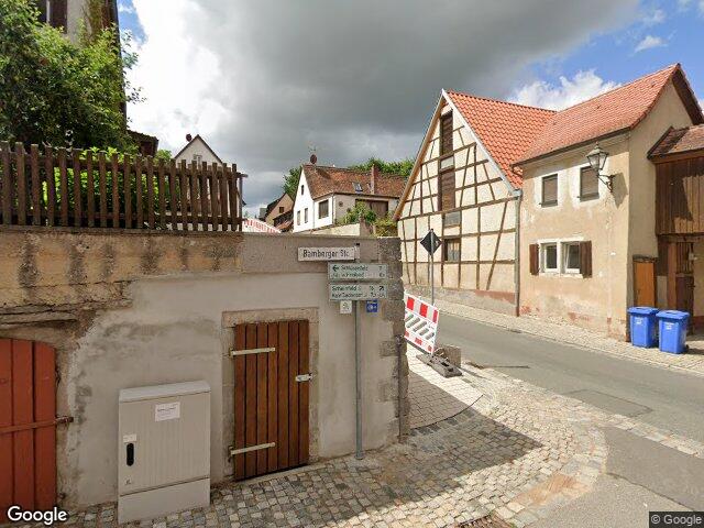 Zwangsversteigerung: Kettenhaus mit Garagen/Kellern in Burghaslach