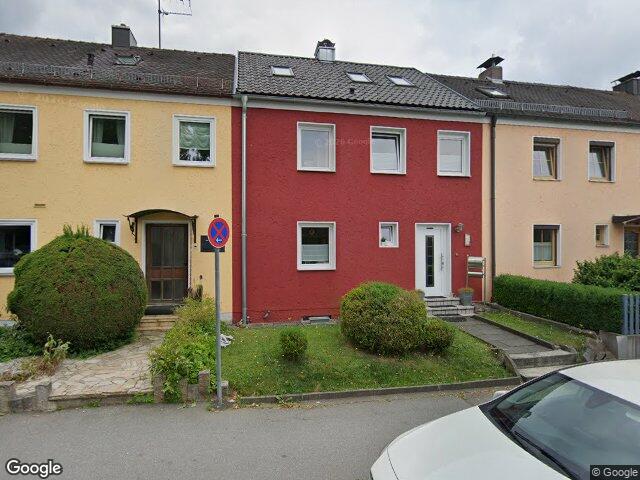 Zwangsversteigerung: Reihenmittelhaus mit 2 Garagen in Passau