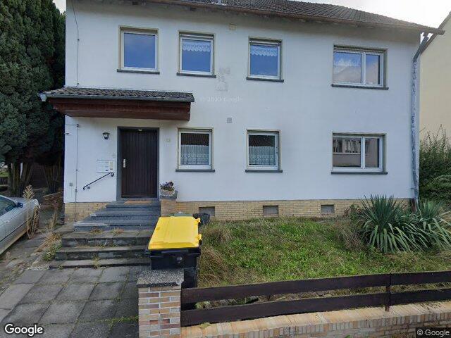 Zwangsversteigerung: Zweifamilienhaus in Frankfurt am Main, Nieder-Erlenbach