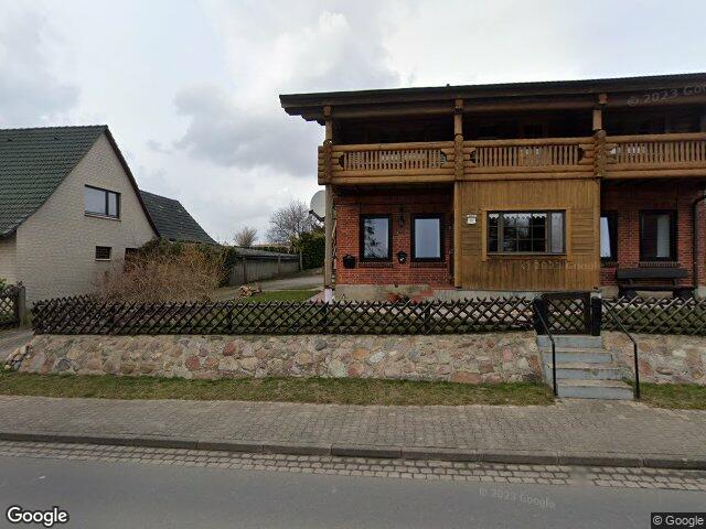 Zwangsversteigerung: Zweifamilienhaus, Zweifamilienwohnhaus mit Garagen in Tosterglope