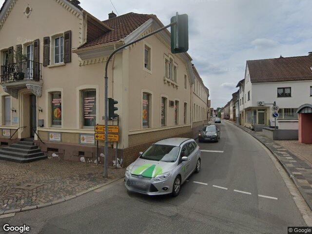 Zwangsversteigerung: Einfamilienhaus, Kfz-Stellplatz, Hofraum, Verkehrsfläche in Hochspeyer