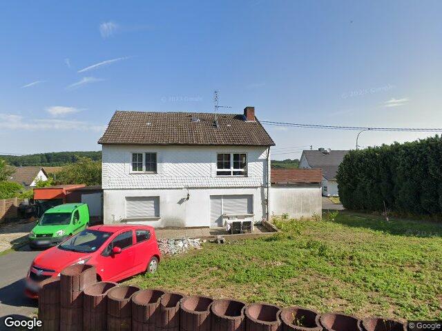 Zwangsversteigerung: Ein- bis Zweifamilienhaus, Anbau und Garage in Niederhofen