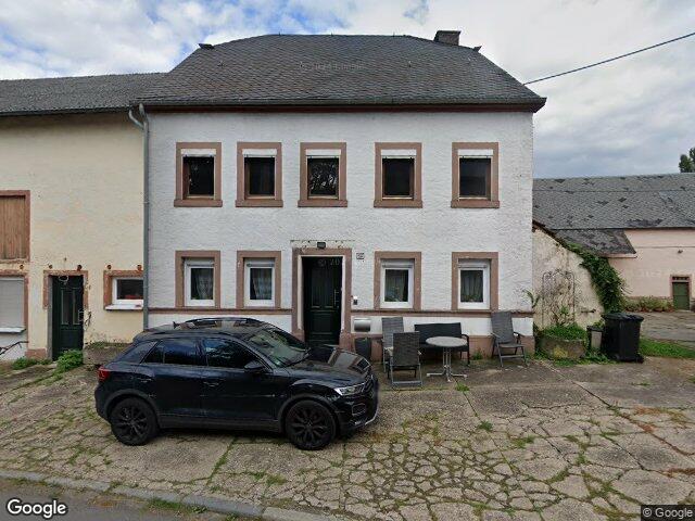 Zwangsversteigerung: Wohnhaus mit Nebengebäude in Idesheim