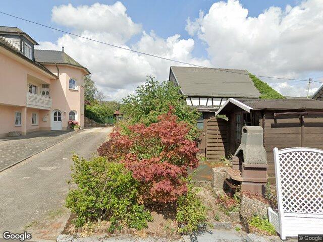 Zwangsversteigerung: Mehrfamilienhaus, Garage in Mörschied