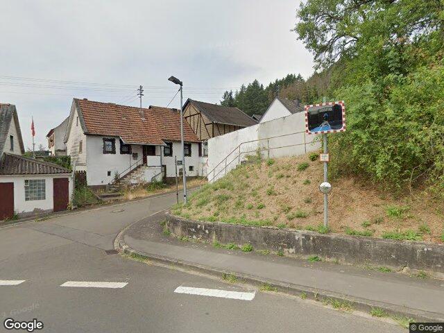 Zwangsversteigerung: Einfamilienhaus, freistehendes, teilunterkellertes 1,5geschossiges in Simmertal