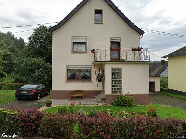 Zwangsversteigerung: Wohnhaus mit Garage und Doppelgarage in Astert