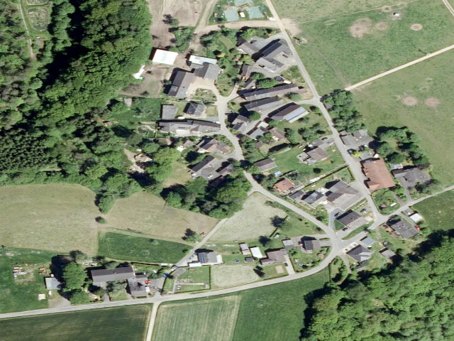 Zwangsversteigerung: Zweifamilienhaus, Garage in Idelberg