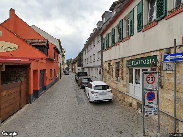 Zwangsversteigerung: Wohnungseigentum in einer Wohnanlage, bestehend aus einem Mehrfamilienhaus mit 12 Wohneinheiten (Vorderhaus) und ei­ nem Nebengebäude mit 2 Garagen, Lagerräumen und 2 Wohneinheiten ( Hinterhaus) in Worms