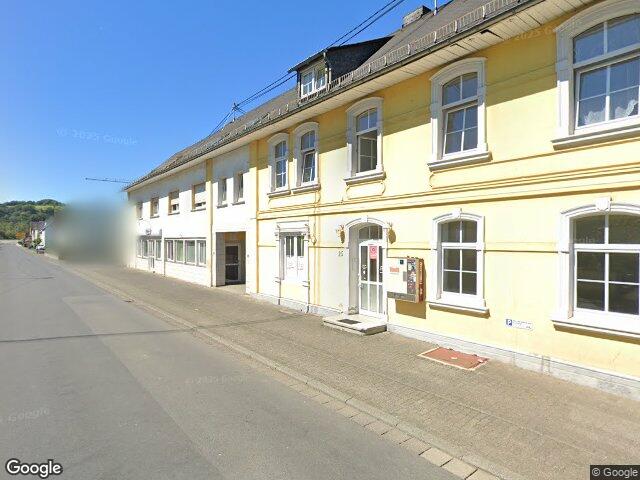 Zwangsversteigerung: Grundstück, bebaut mit einem gemischt genutzten Gebäude mit Garagen in Nistertal
