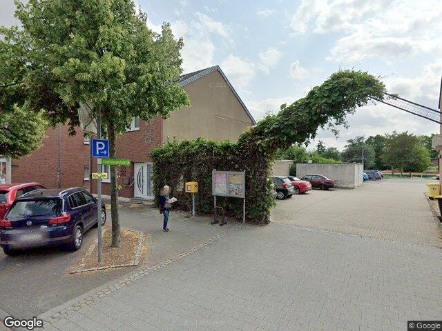 Zwangsversteigerung: Einfamilienhaus, Es handelt sich um zwei mit einem mehrseitig grenzständigen und hinterliegenden Einfamilienhaus mit baulich integrierter Garage bebaute Grundstücke als wirtschaftliche Einheit. Eine Besichtigung war nur
