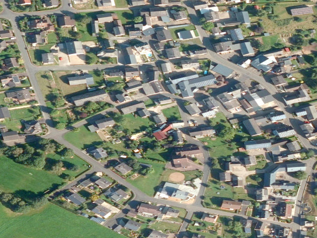 Zwangsversteigerung: Ein- bis Zweifamilienhaus und einem Nebengebäude in Himmighofen