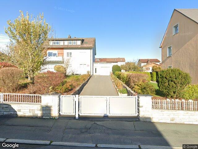 Zwangsversteigerung: Mehrfamilienhaus mit Massivgarage und Fertiggarage in Hof