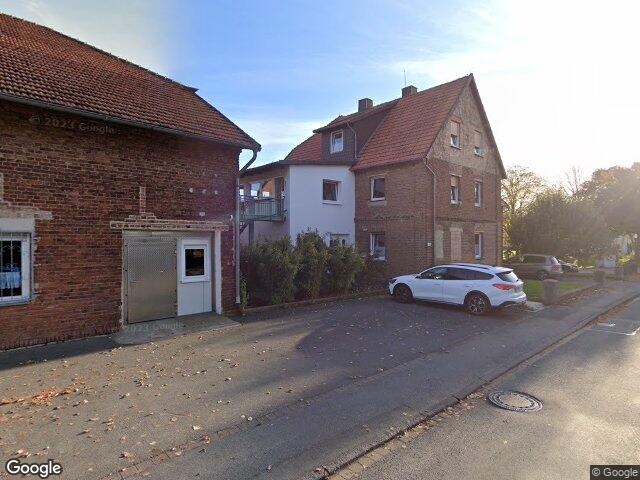 Zwangsversteigerung: Kfz-Stellplatz, Einfamilienhaus, Einfamilienhaus mit Carport und Abstellraum in Warburg