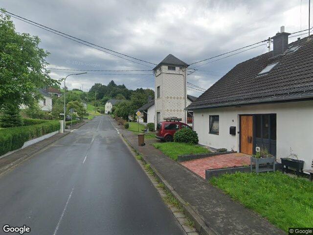 Zwangsversteigerung: Ein mit zwei Einfamilienhäusern (Altbau und Neubau) bebautes Grundstück in Astert