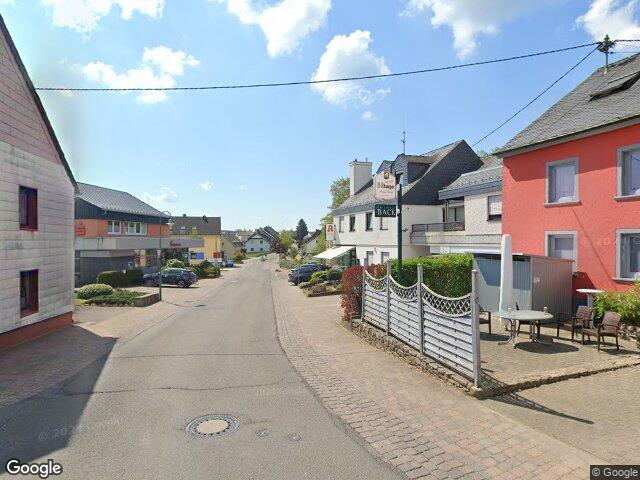 Zwangsversteigerung: Zweifamilienhaus, Garage in Reinsfeld