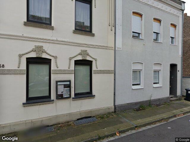 Zwangsversteigerung: Garage, Mehrfamilienhaus, mit Flügelanbau mit 5 Wohneinheiten, nzeile mit 5 n bebaut in Moers, Asberg