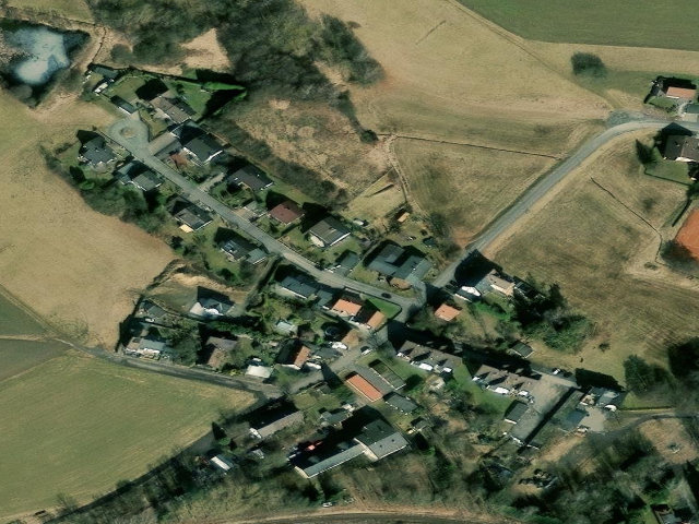 Zwangsversteigerung: Zweifamilienhaus mit Doppelgarage in Erkersreuth