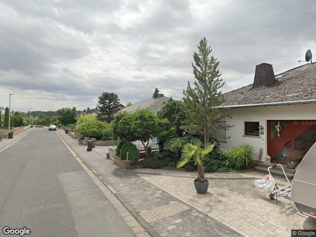 Zwangsversteigerung: Sonstiges, ursprünglich als Einfamilien-Wohnhaus errichteten Gebäude bebaut, das 1984 in zwei Wohnungseigentume aufgeteilt wurde. in Runkel, Steeden