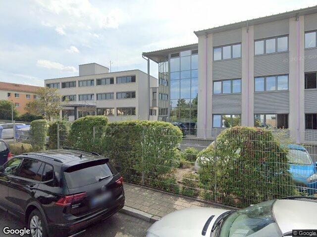 Zwangsversteigerung: kleine Doppelhaushälfte mit Erweiterungsbau und anschließendem Nebengebäude in Fürth