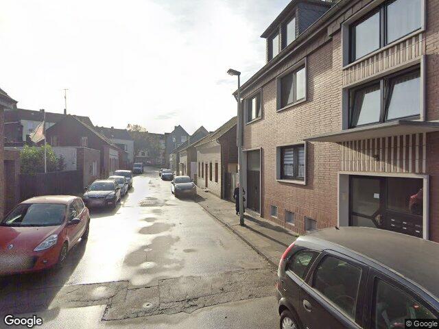 Zwangsversteigerung: Mehrfamilienhaus mit 6 Wohnungen sowie Garage 3 Einzelgaragen in Duisburg, Meiderich