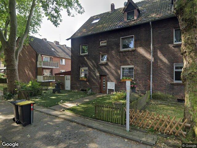 Zwangsversteigerung: Zweifamilienhaus, und Garage+Carports, anteilige Wegeflächen, anteilige Wegeflächen in Duisburg, Wehofen
