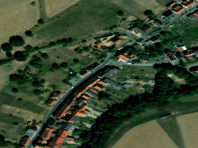 Zwangsversteigerung: Hofanlage mit 3 Wohneinheiten, zwei Scheunen, Garage und Nebengebäuden in Hofgeismar, Hombressen