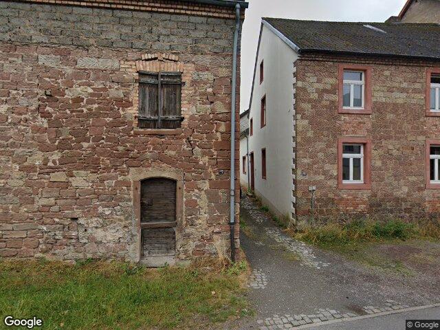 Zwangsversteigerung: Grundstücke, bebaut mit einem Einfamilienhaus (Reihenmittelhaus) und Blechgarage in Blieskastel, Breitfurt