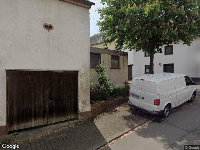 Zwangsversteigerung: Einfamilienhaus, Garage in Riol