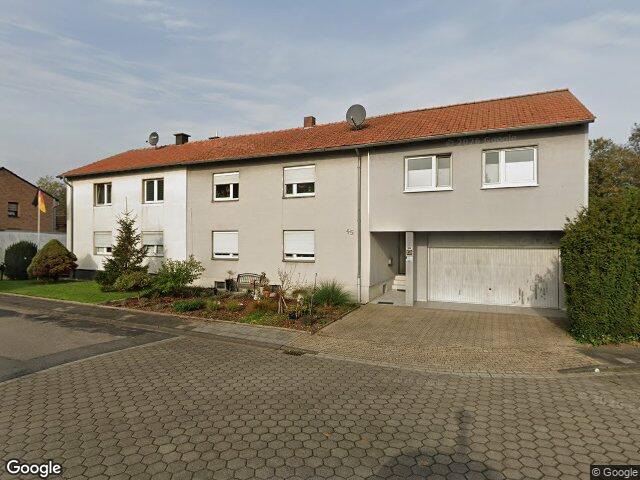 Zwangsversteigerung: Zweifamilienhaus mit integrierter Doppelgarage; Doppelhaushälfte in Moers, Repelen