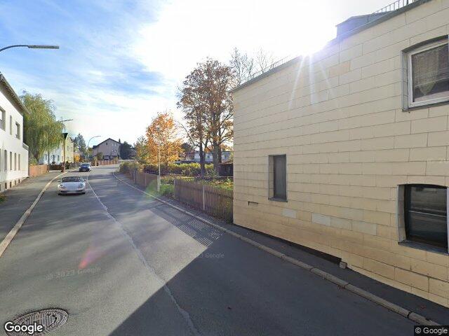 Zwangsversteigerung: Grundstück mit Mehrfamilienwohnhaus, Wohnhausanbau und drei Fertiggaragen in Hof, Krötenbruck
