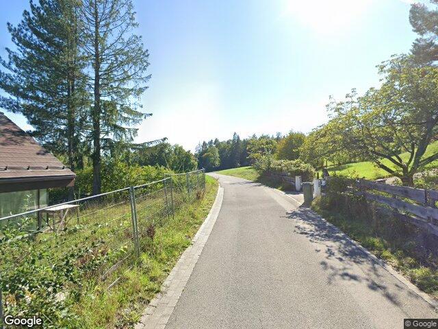 Zwangsversteigerung: Einfamilienhaus mit Garagengebäude als Anbau in Icking