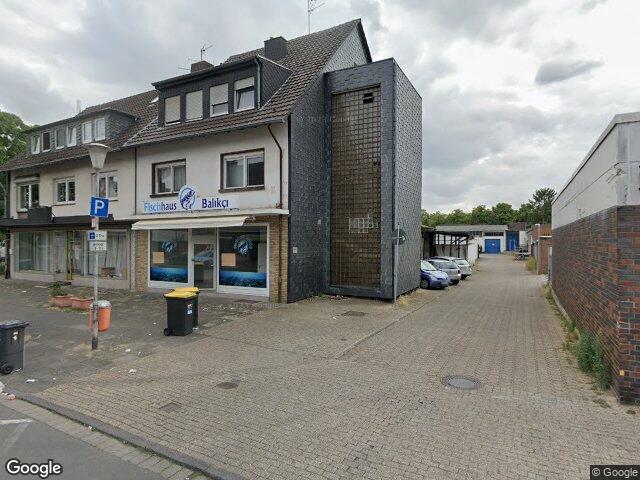 Zwangsversteigerung: Wohn-/Geschäftshaus, 10 Garagen in Moers, Repelen