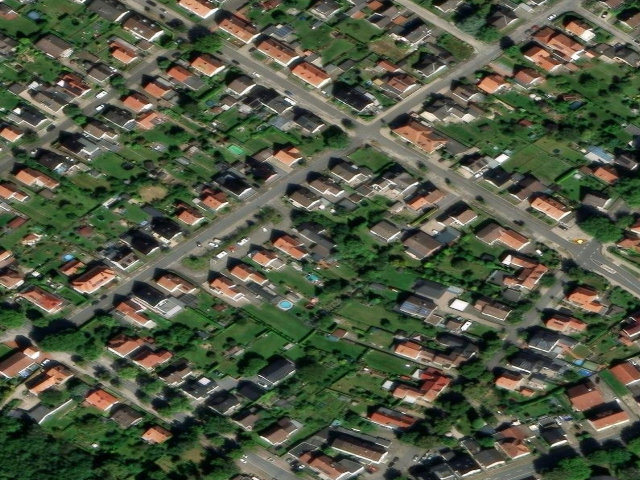 Zwangsversteigerung: bebaut mit eingeschossigem Wohngebäude (BJ 1936) mit zweigeschossigem Anbau, ausgebautes Dach in Lage