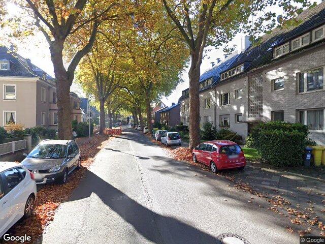 Zwangsversteigerung: Eigentumswohnung (3 bis 4 Zimmer), Stellplatz in Düsseldorf, Benrath