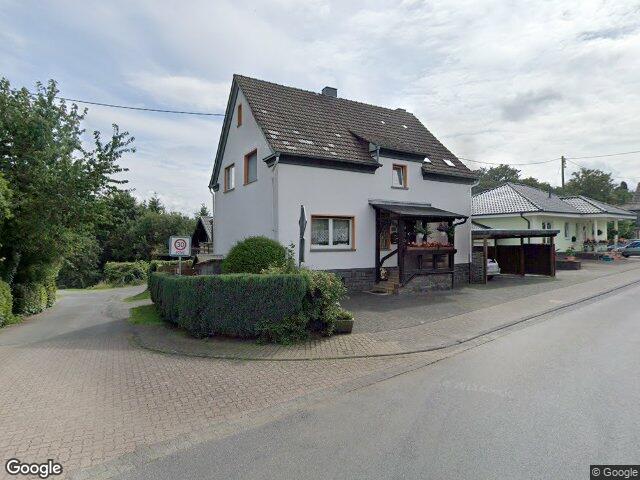 Zwangsversteigerung: Mehrfamilienhaus, Dreifamilienhaus mit Carport in Windeck, Rosbach