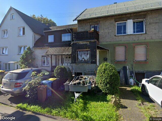 Zwangsversteigerung: Einfamilienhaus mit Einliegerwohnung in Elkenroth