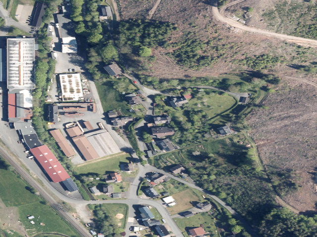 Zwangsversteigerung: Doppelhaushälfte mit Garage in Bad Laasphe, Feudingen