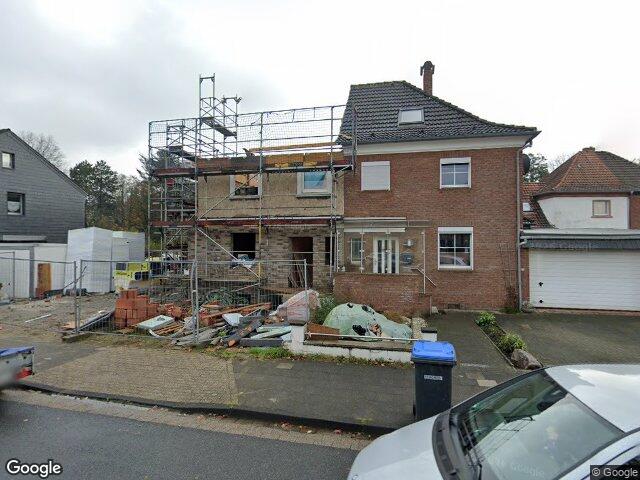 Zwangsversteigerung: Doppelhaushälfte historischen Ursprungs mit genehmigtem Bauantrag zum Umbau in ein Wohnhaus mit geplanten drei Wohneinheiten, derzeit im Rohbauzustand befindlich in Neukirchen-Vluyn, Neukirchen