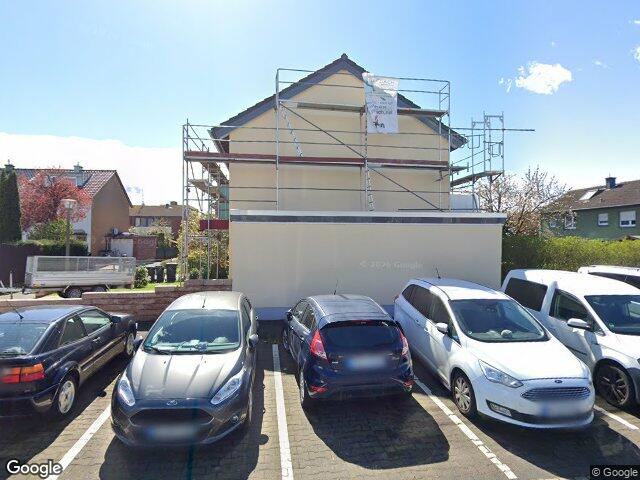 Zwangsversteigerung: bebaut mit einem unterkellerten, zweigeschossigen Einfamilien-Reihenmittelhaus mit ausgebautem Dachgeschoss, überbaut mit einem Teil der o.g.PKW-Fertiggarage, überbaut mit dem restlichen Teil der o.g.PKW-Fertiggarage, b