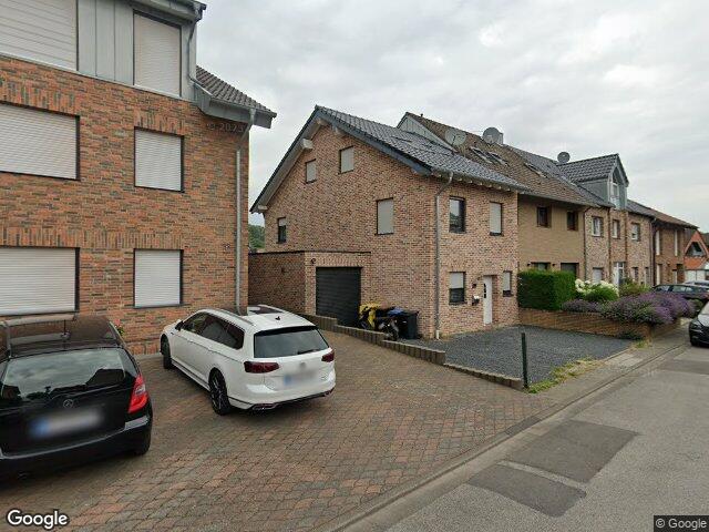 Zwangsversteigerung: Garage, Einfamilienhaus, 2015 errichtetes Reiehenendhaus sowie Einzelgarage in Grevenbroich, Allrath