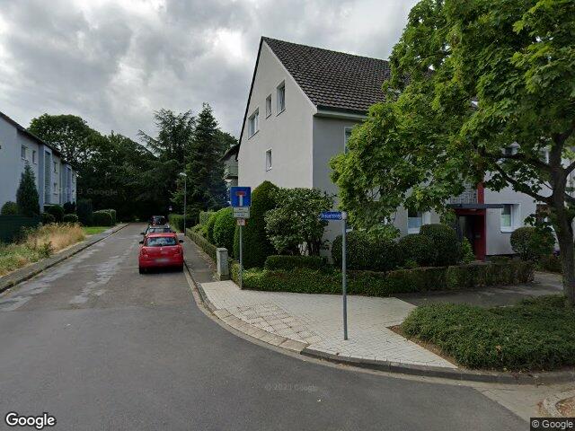 Zwangsversteigerung: Mehrfamilienhaus, Garagen und PKW-Stellplätze in Meerbusch, Strümp