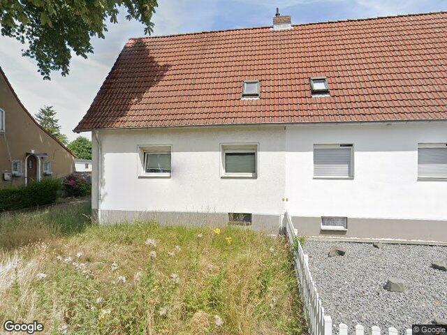 Zwangsversteigerung: Einfamilien-Doppelhaushälfte nebst Stahlblechgarage in Duisburg, Walsum-Vierlinden