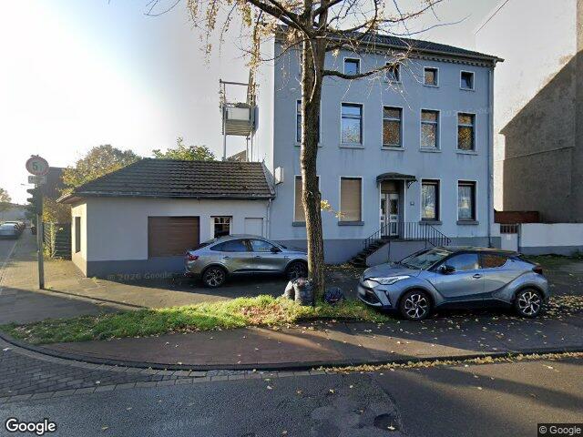 Zwangsversteigerung: gemischt genutztes Gebäude mit Anbauten und Garagen bebaute Grundstück in Duisburg, Neuenkamp