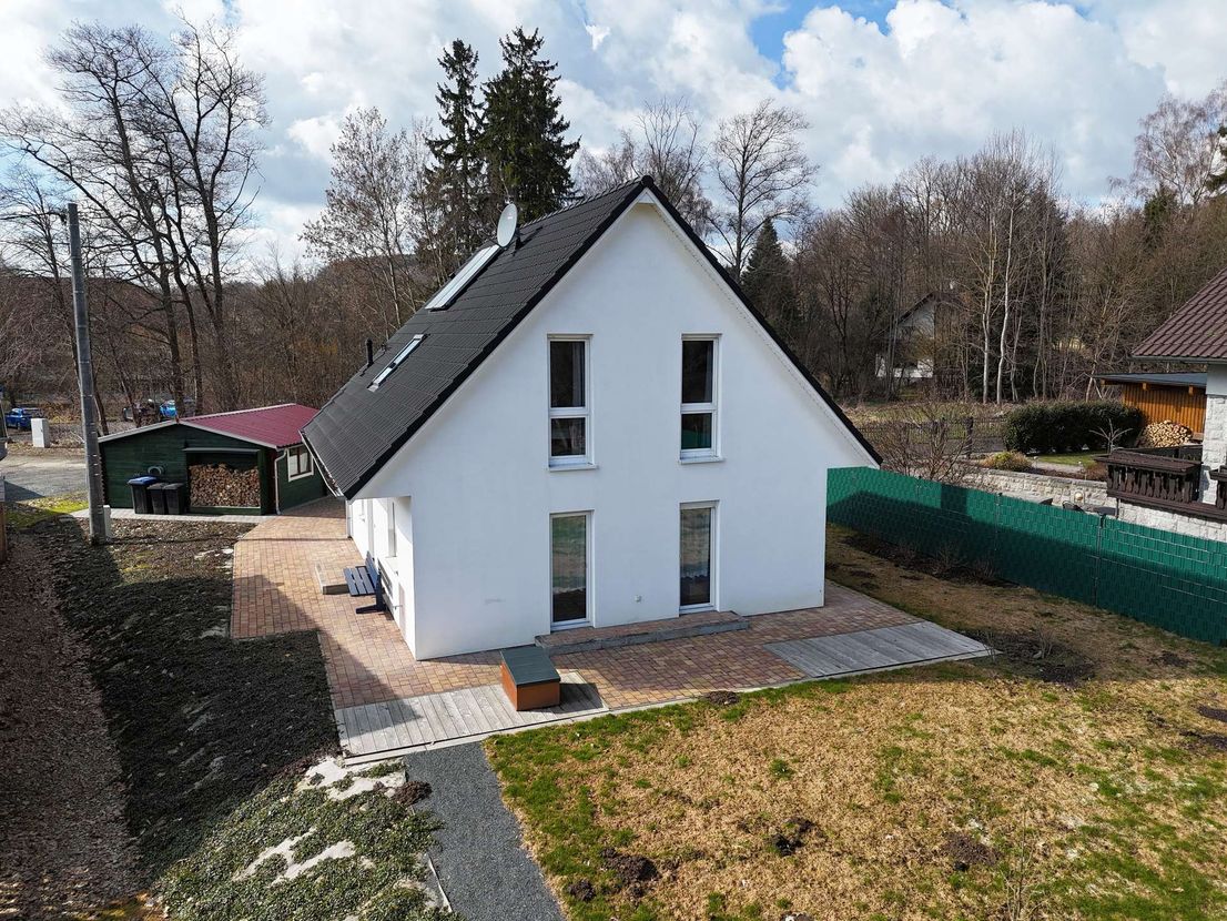 Modernes Einfamilienhaus mit Kamin, Garten & Garage in Bad Brambach