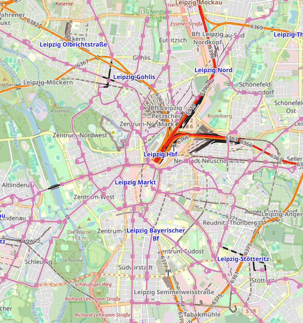 Bahnkarte-Overlay über Leipzig: Schienennetz mit lesbaren Bahnhofsnamen wie Leipzig Hbf und Leipzig-Gohlis