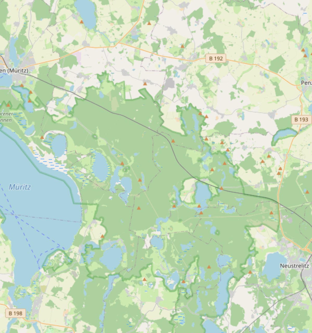 Karten-Overlay Naturschutz: der grün hervorgehobene Müritz-Nationalpark zwischen Waren und Neustrelitz
